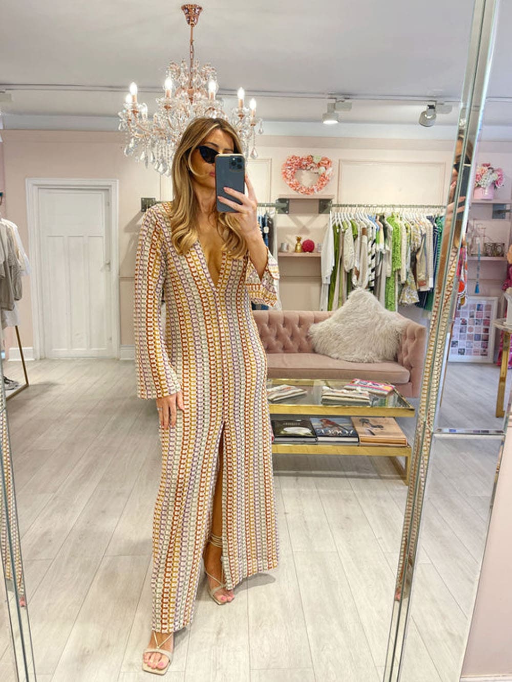 Boho V-Ausschnitt Glockenärmel Wellenförmig Gestreiftes Häkel Maxikleid für den Strandurlaub - Pink