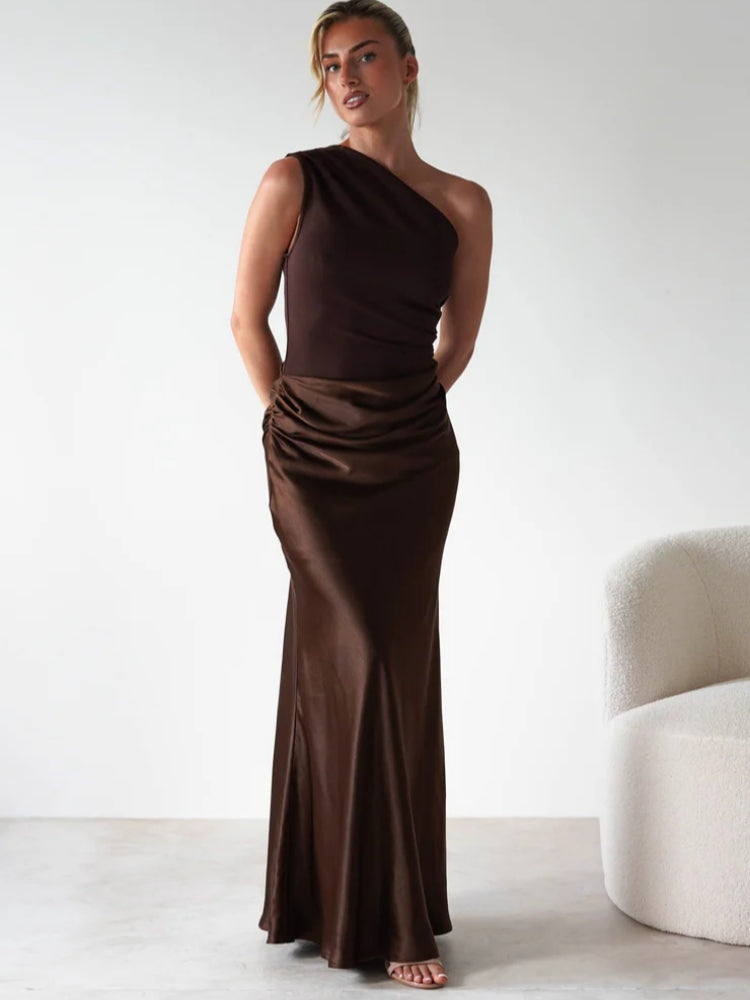 Ärmelloses Kleid mit asymmetrischem Ausschnitt