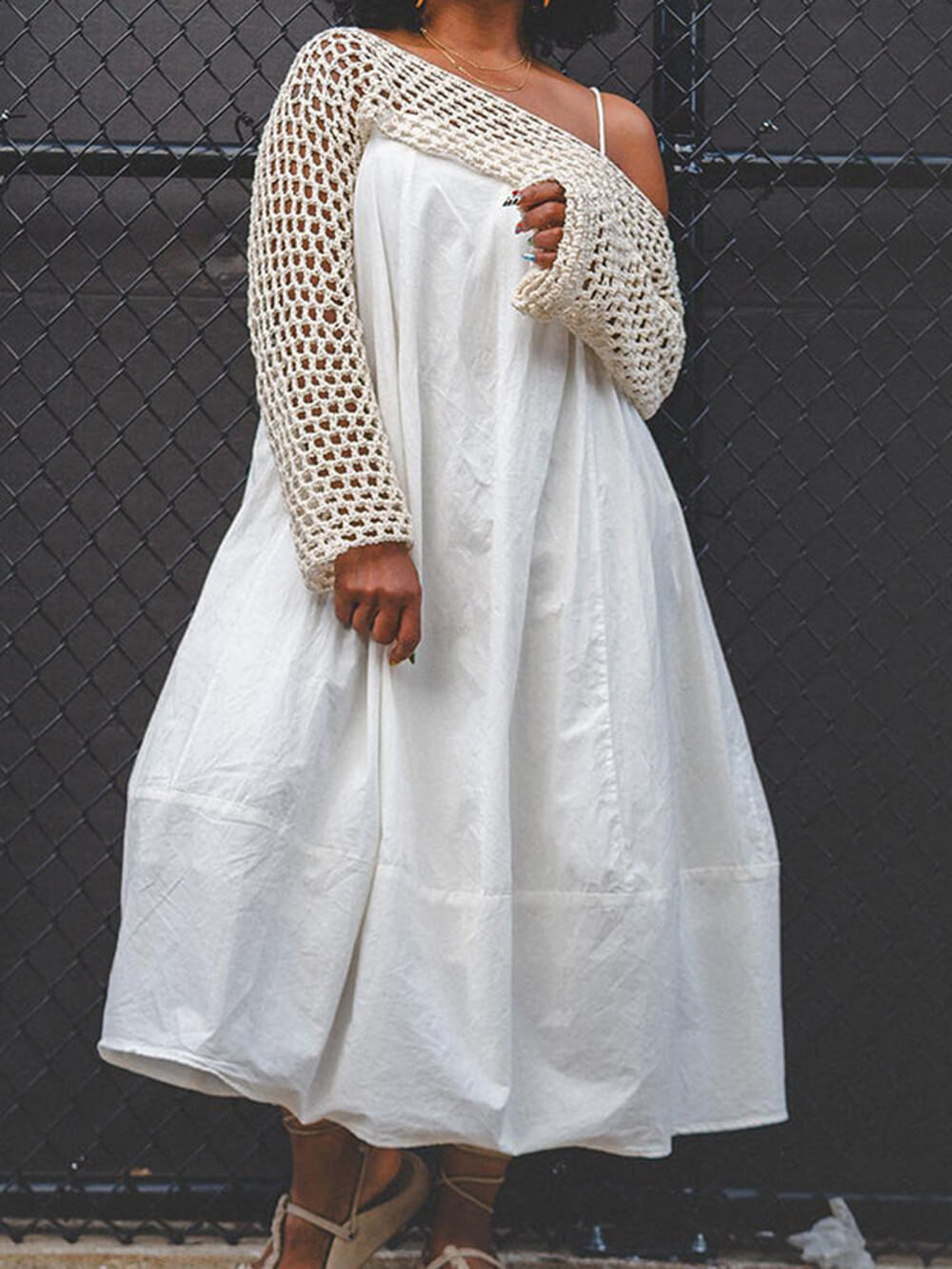 Legerer Strickbolero und Midikleid