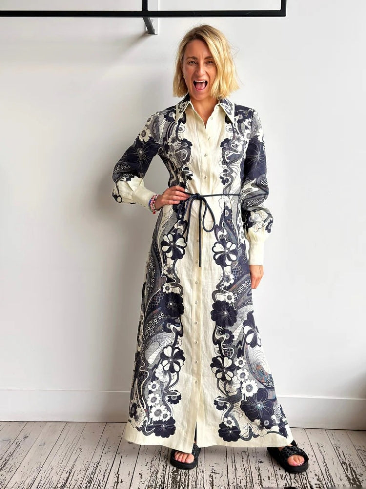 Hochtailliertes durchgeknöpftes Kleid
