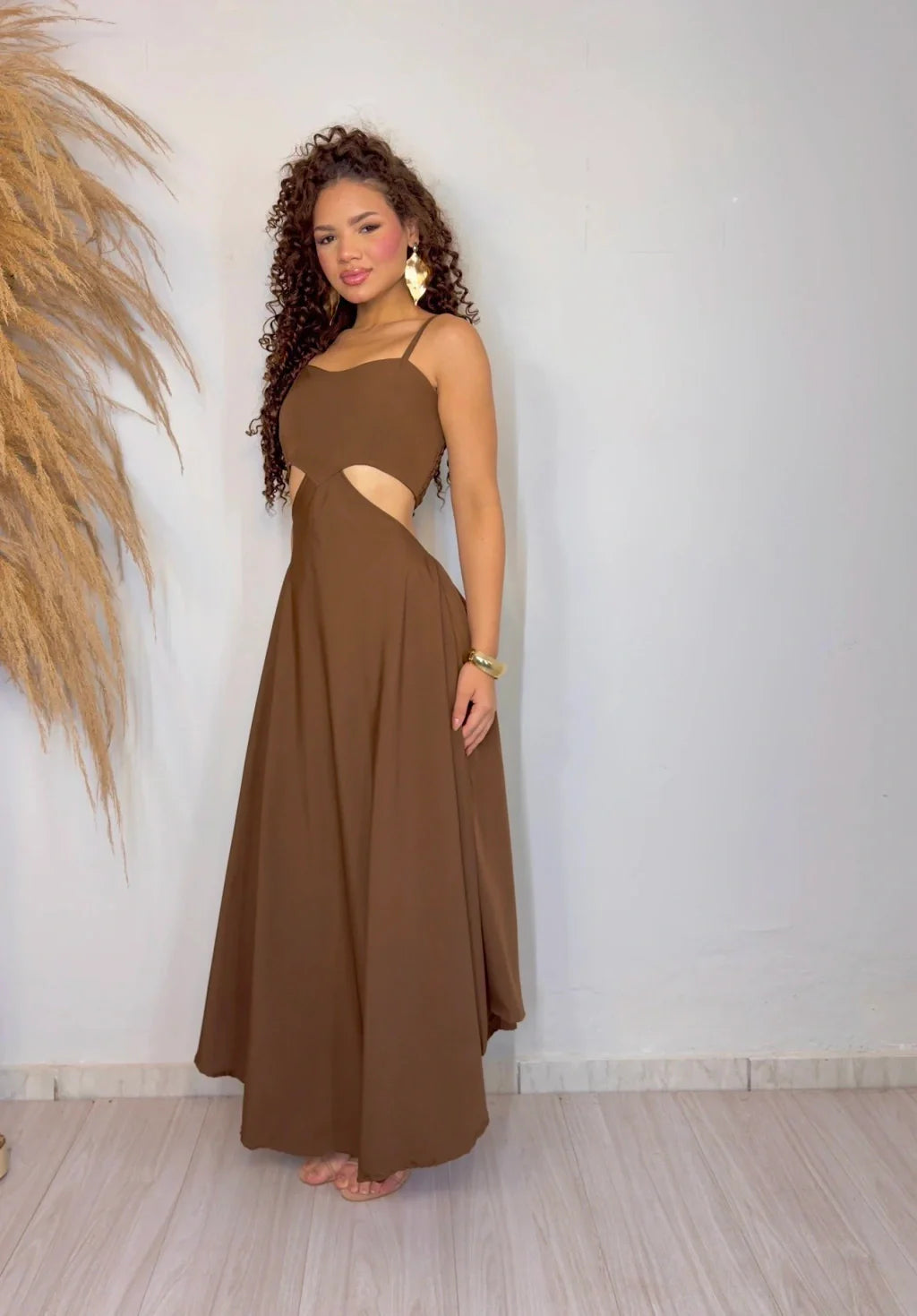 Braunes A-Linien-Maxikleid mit Neckholder und Cut-Outs