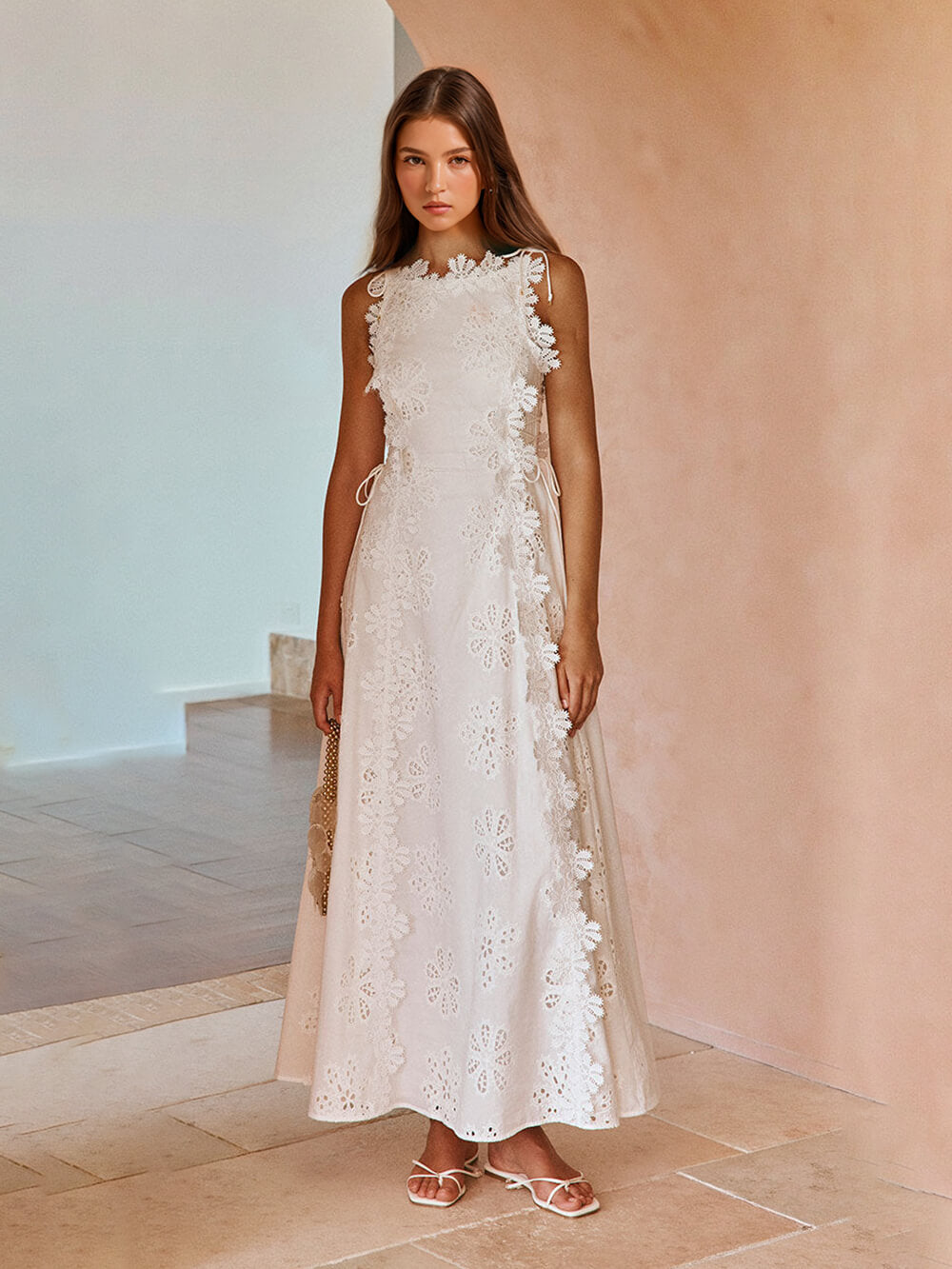 Maxikleid aus zarter Spitze mit Häkeldetails und seitlicher Schnürung
