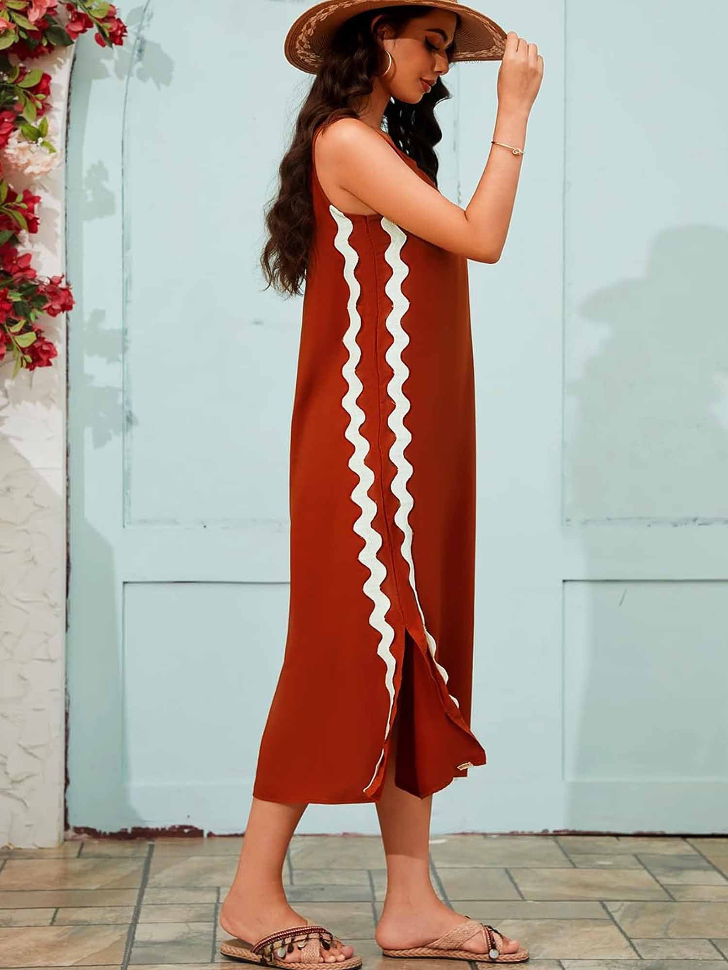 Kleid mit seitlichem Schlitz, lockerer Passform, Seitenwellen-Streifen und Verzierungen