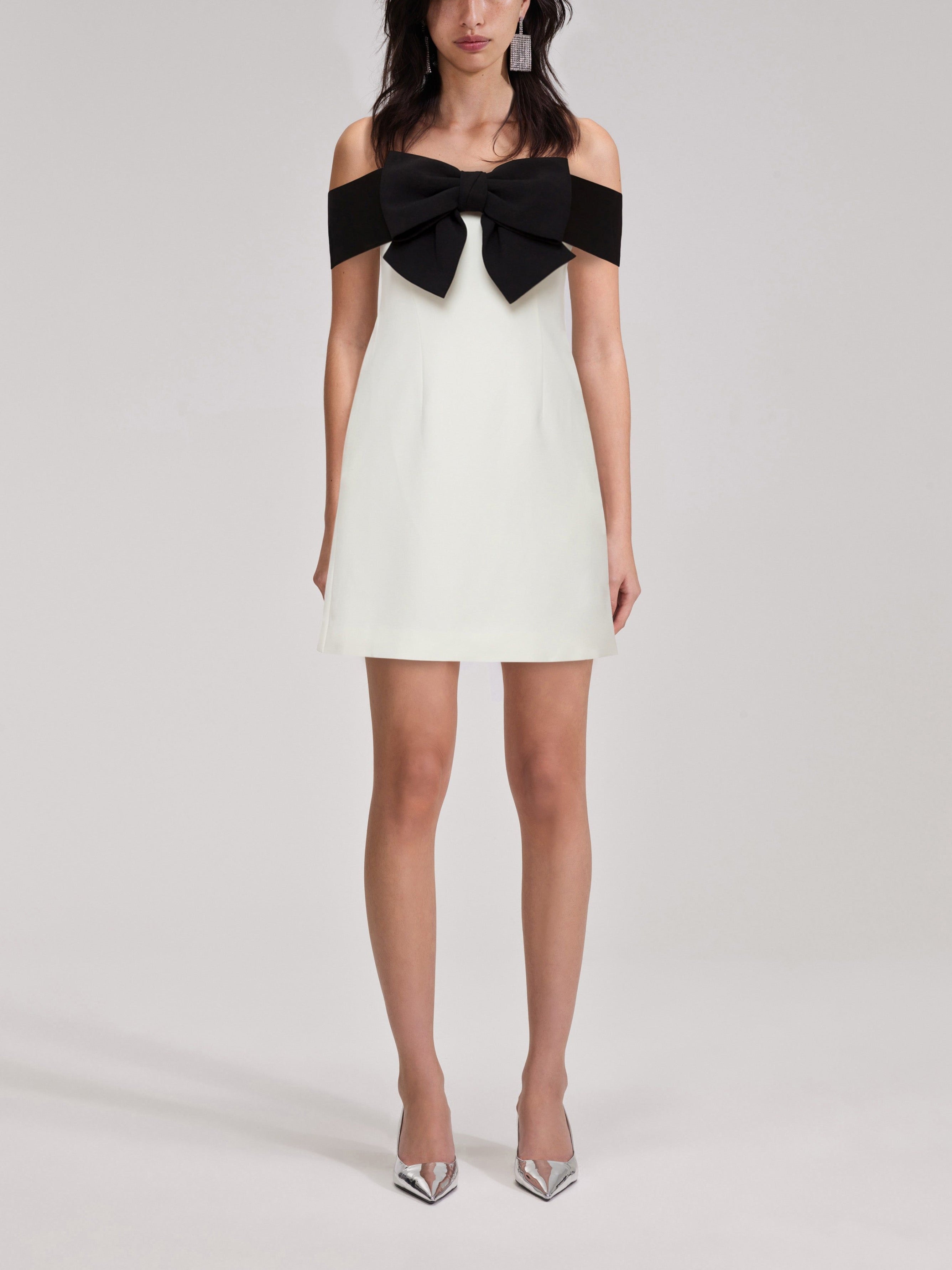 Off-Shoulder-Kleid mit Schleife