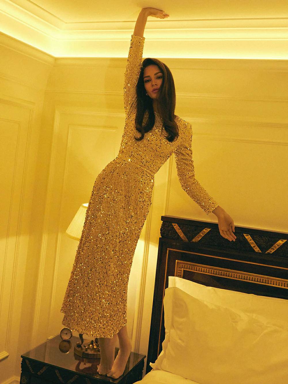 Paillettenverziertes Samt-Midikleid in Beige