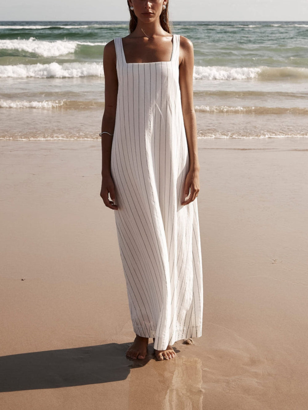 Weißes Maxikleid mit anthrazitfarbenen Nadelstreifen