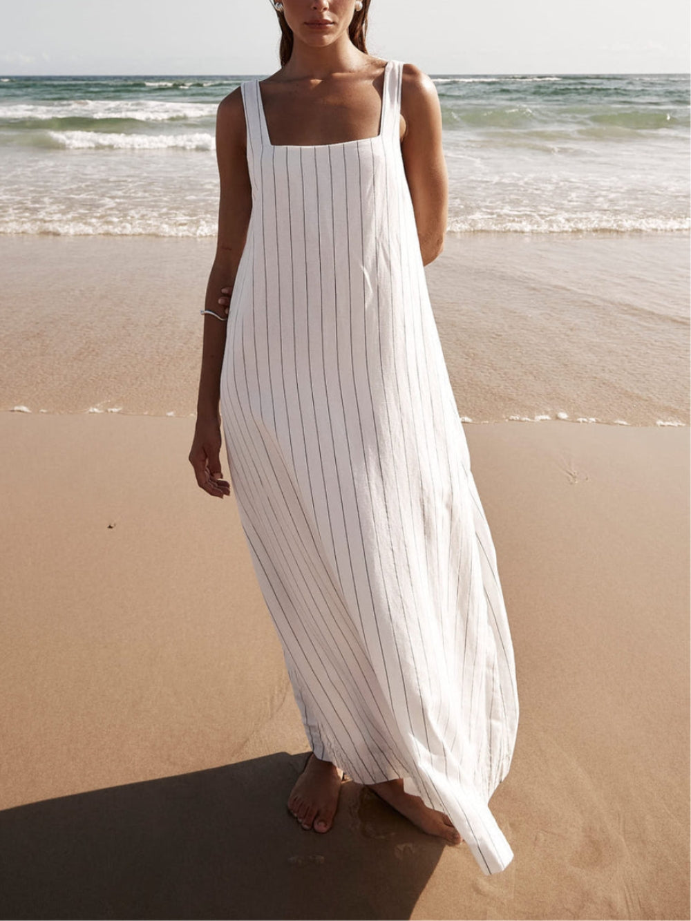 Weißes Maxikleid mit anthrazitfarbenen Nadelstreifen