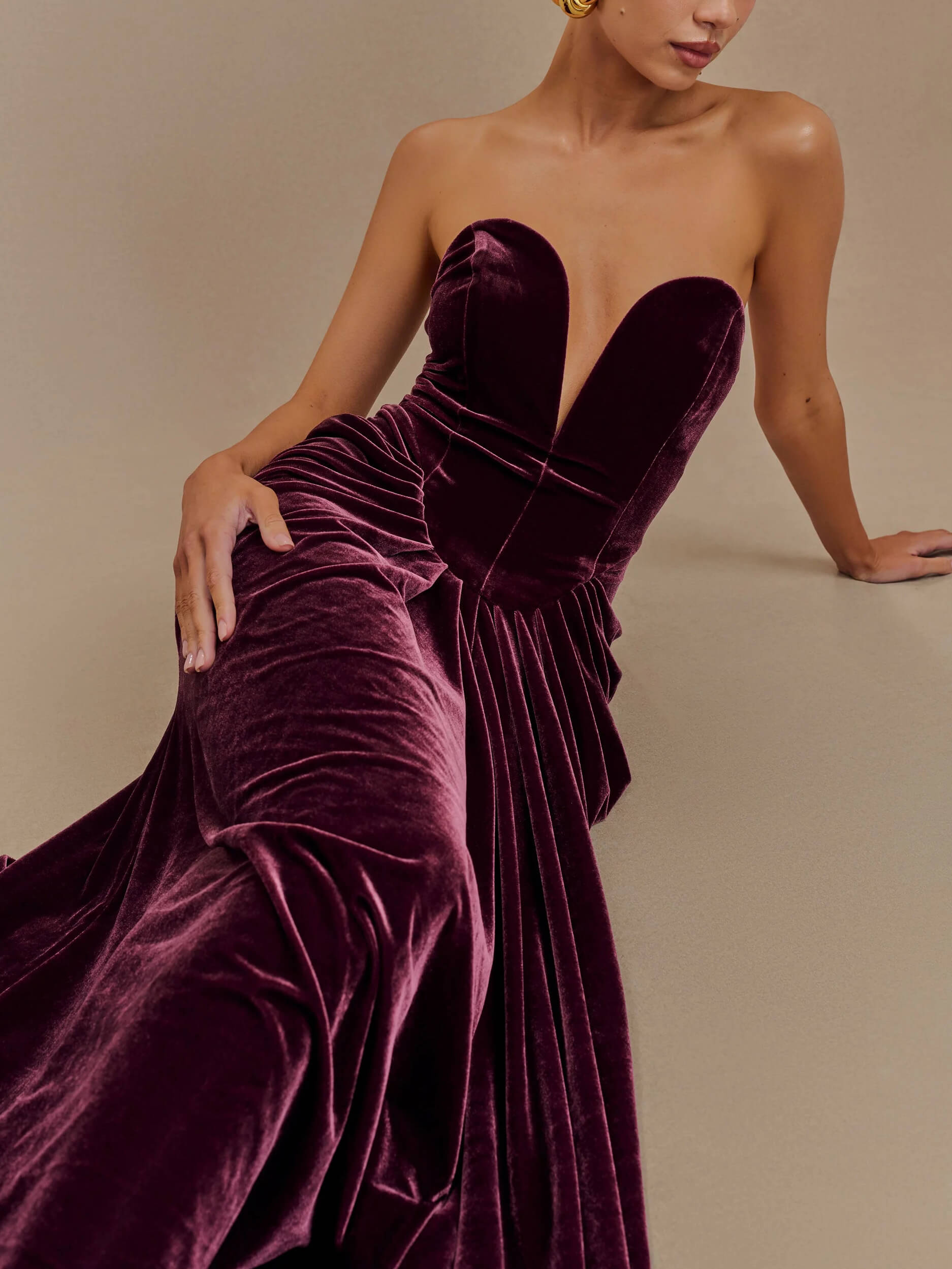 Trägerloses Samt-Maxikleid – Pflaume