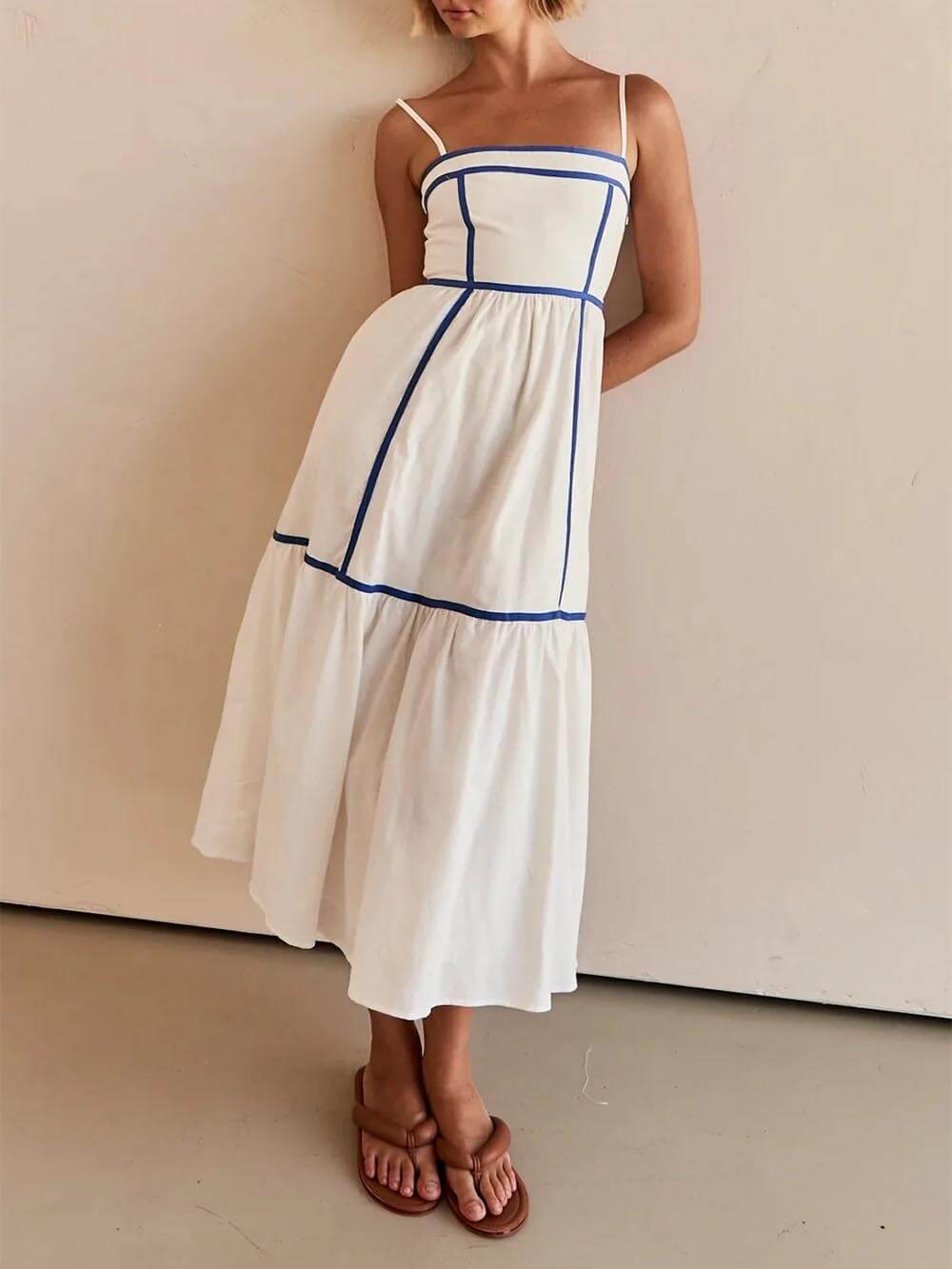 Midikleid mit Kontrastfarben-Einfassung und verstellbaren Trägern