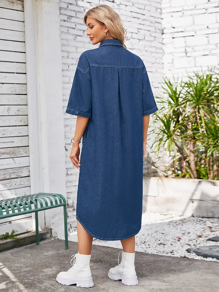 Gewaschenes lässiges, kurzärmeliges Denim-Maxikleid