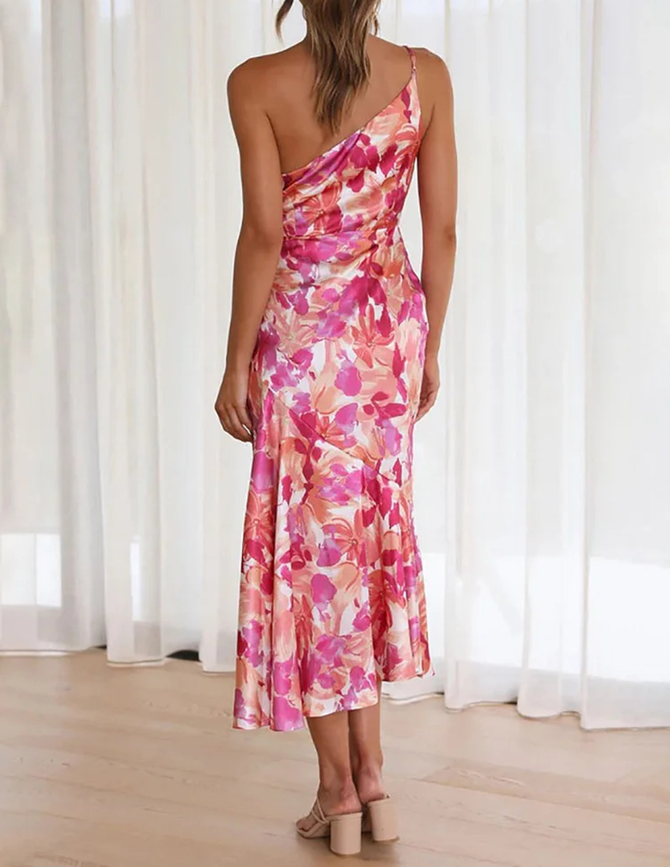 Pinkes, gerafftes Satinkleid mit One-Shoulder-Träger und Blumenmuster