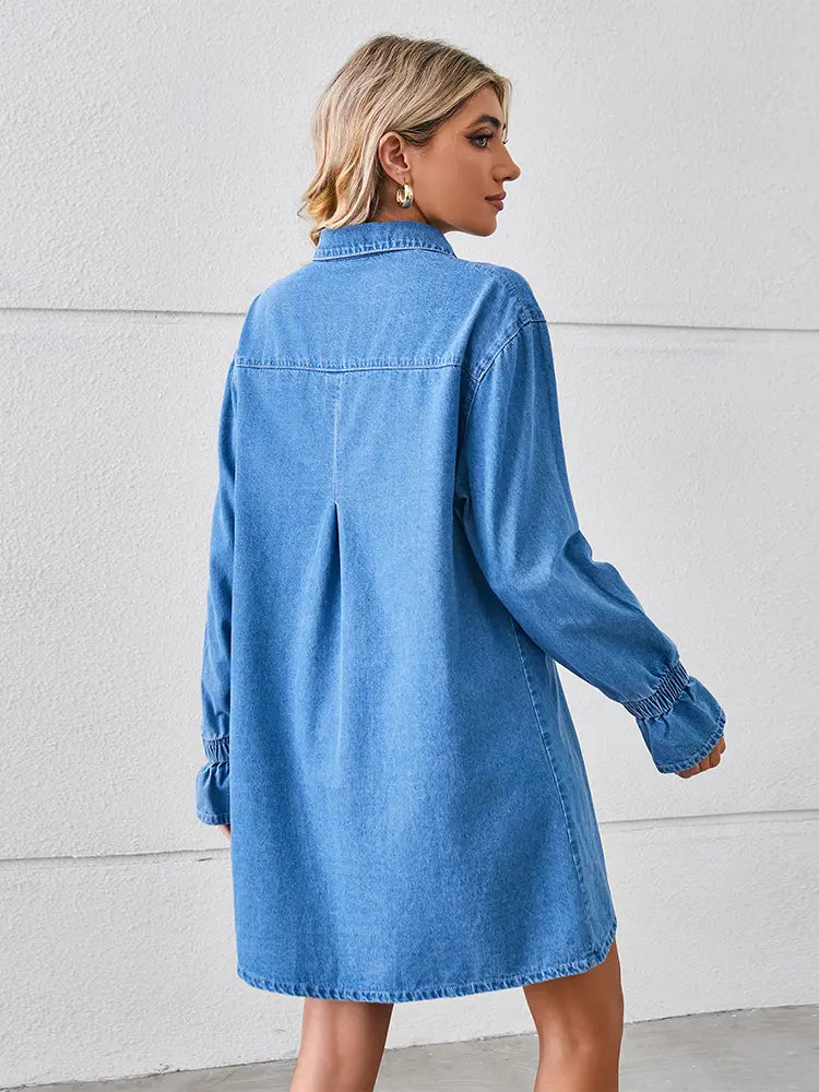 Weites Jeanskleid mit Waschung