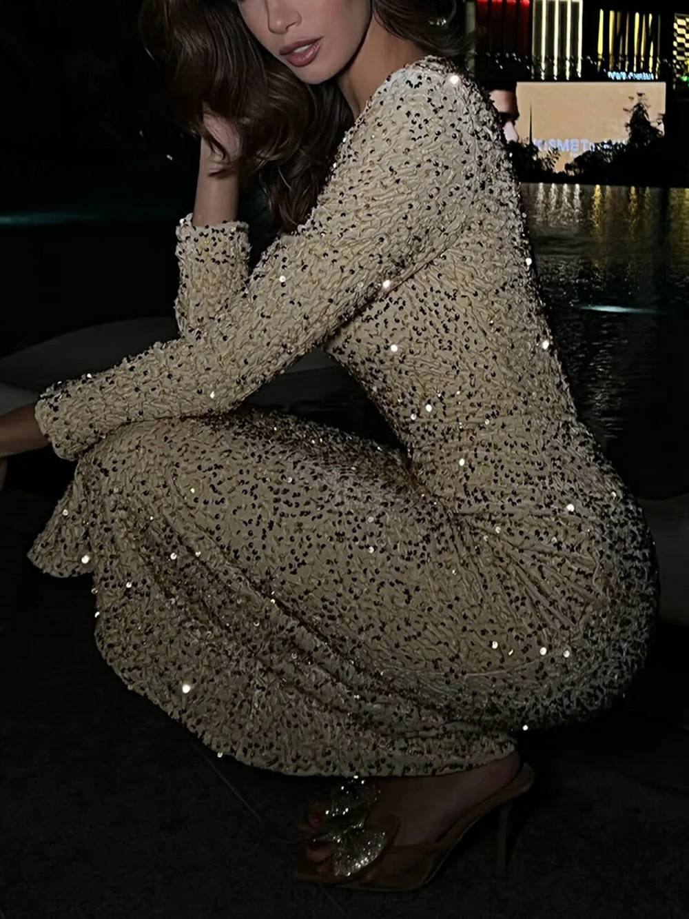 Paillettenverziertes Samt-Midikleid in Beige