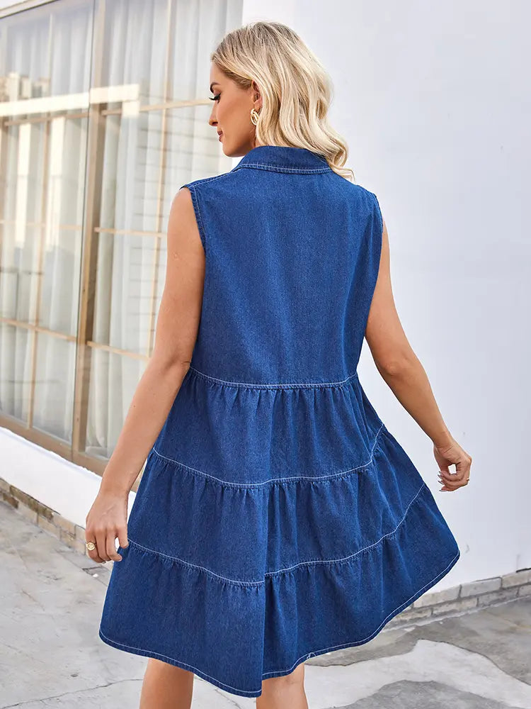 Sommerliches ärmelloses, weites Jeanskleid mit Patchwork