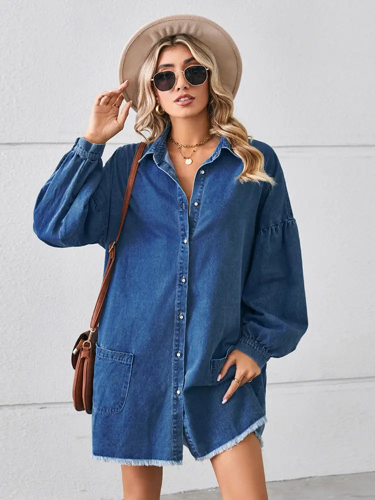 Übergroßes ausgefranstes Denim-Midikleid