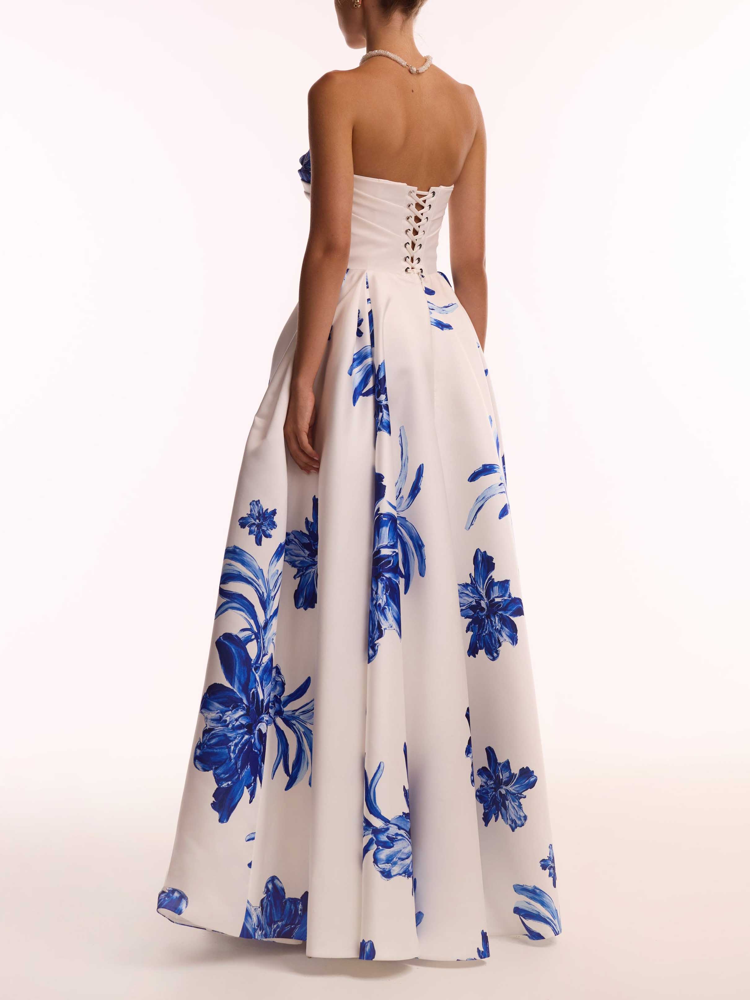 Elegantes schulterfreies, tailliertes Maxikleid mit Rüschen und Blumenmuster