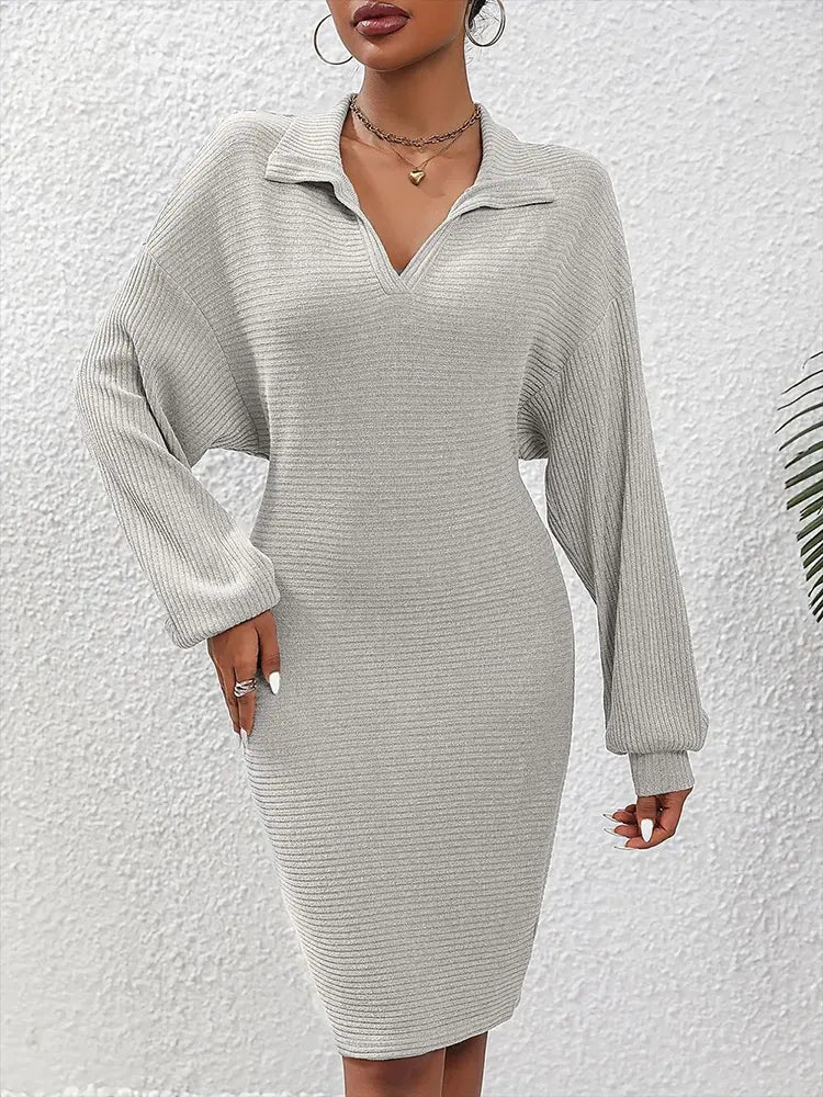 Strickkleid mit V-Ausschnitt, langen Ärmeln und figurbetonter Passform