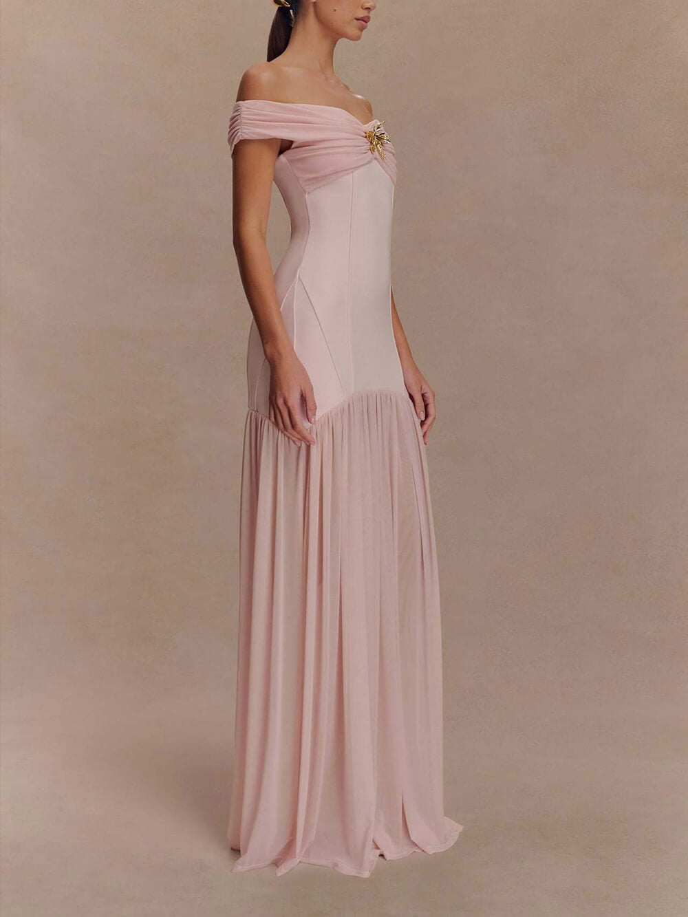 Elegantes trägerloses figurbetontes Maxi-Kleid mit Blumenapplikationen