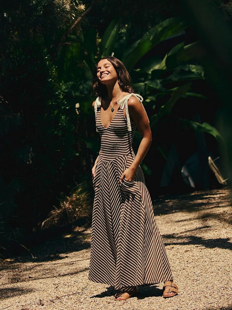 Strandkleid mit Rückenausschnitt und V-Ausschnitt