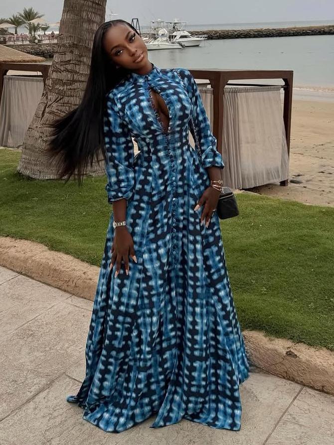 Blaues Batik-Maxikleid mit Knopfleiste