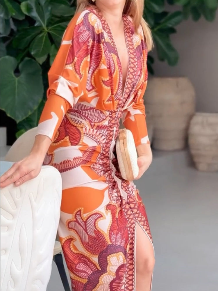 Bedrucktes Kleid mit V-Ausschnitt und Schlitz