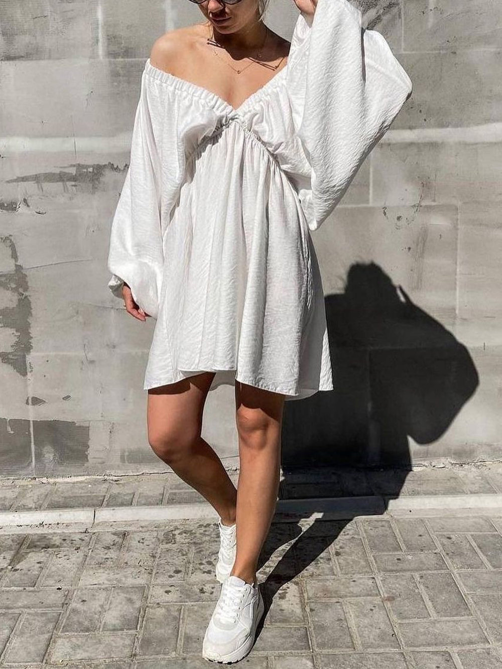 Gewebtes Skater-Minikleid mit tiefem Ausschnitt