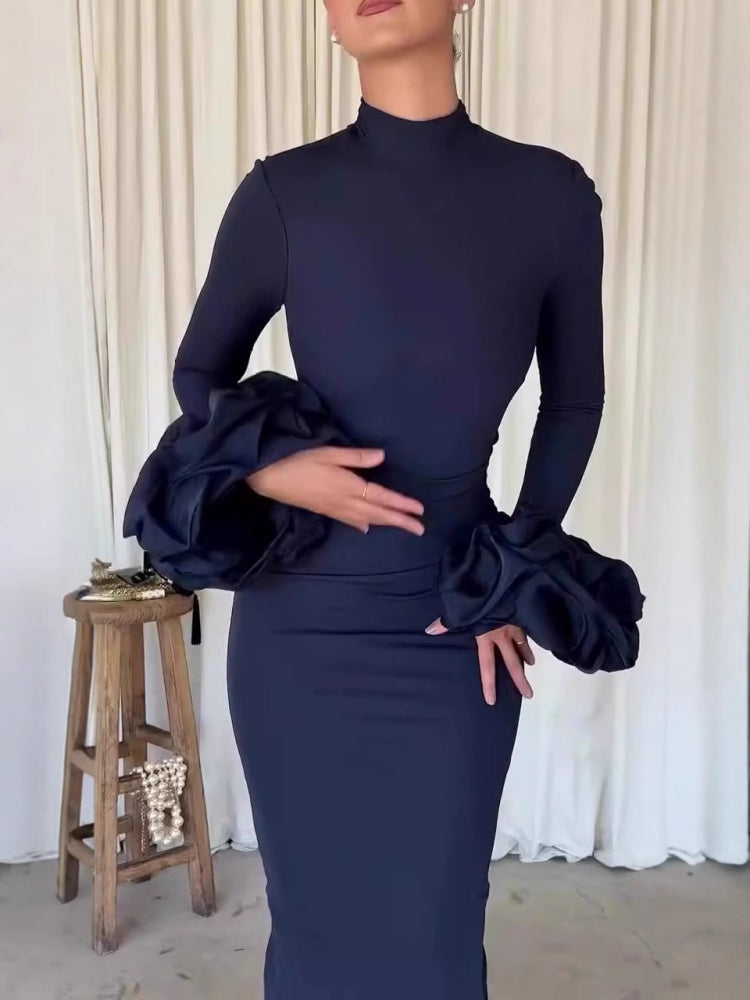 Trendiges Abendkleid mit ausgestellten Ärmeln und Schlitz