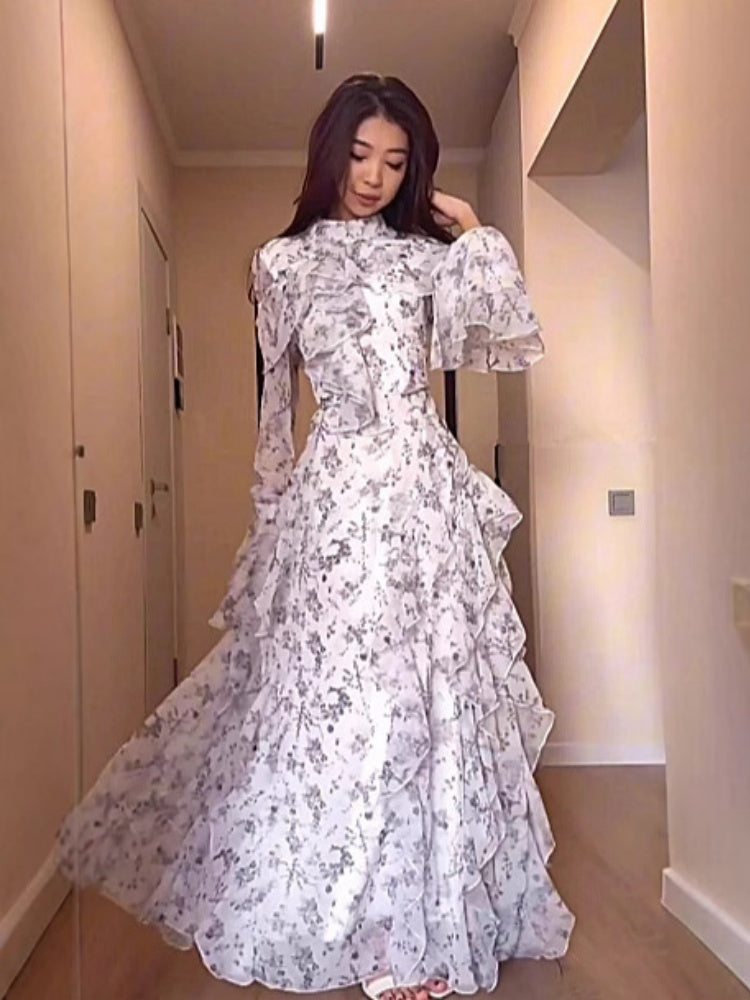 Gestuftes Chiffonkleid mit Glockenärmeln