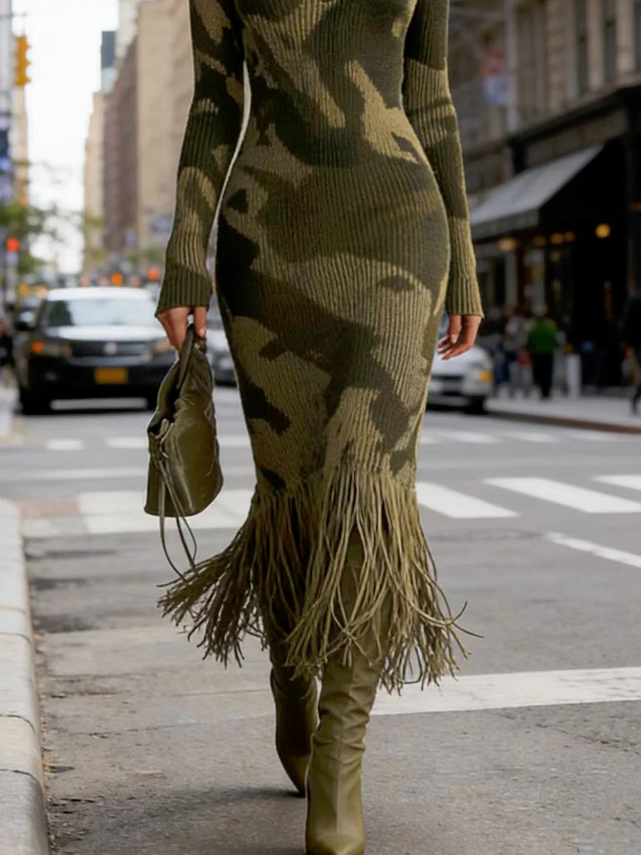 Olives Camouflage Strickkleid mit V-Ausschnitt und Fransen am Saum
