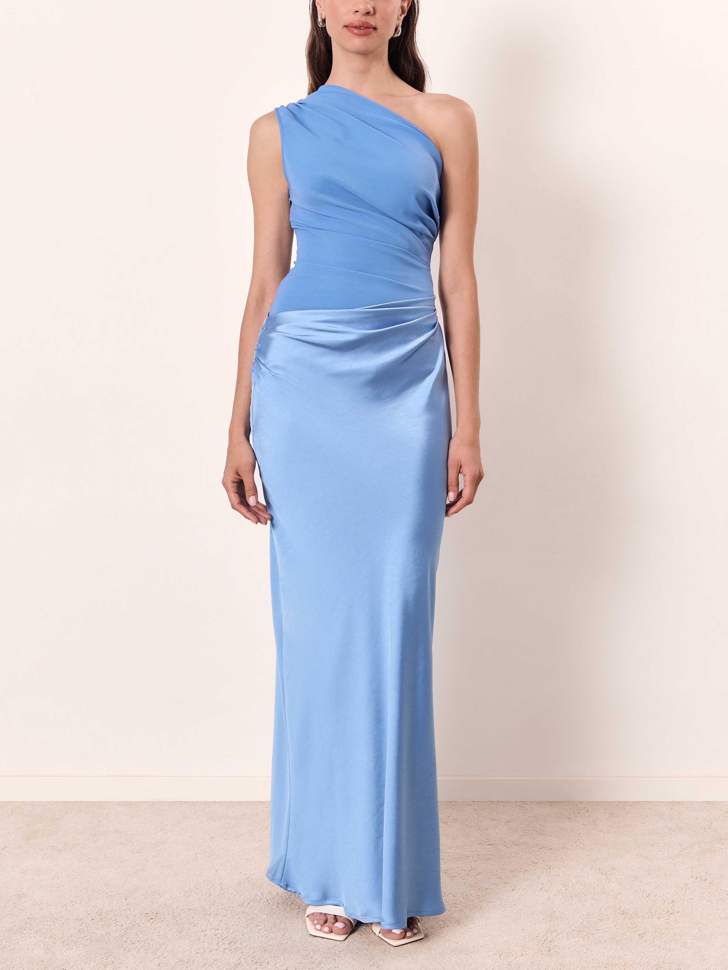 Elegantes, schulterfreies, plissiertes Party-Maxikleid