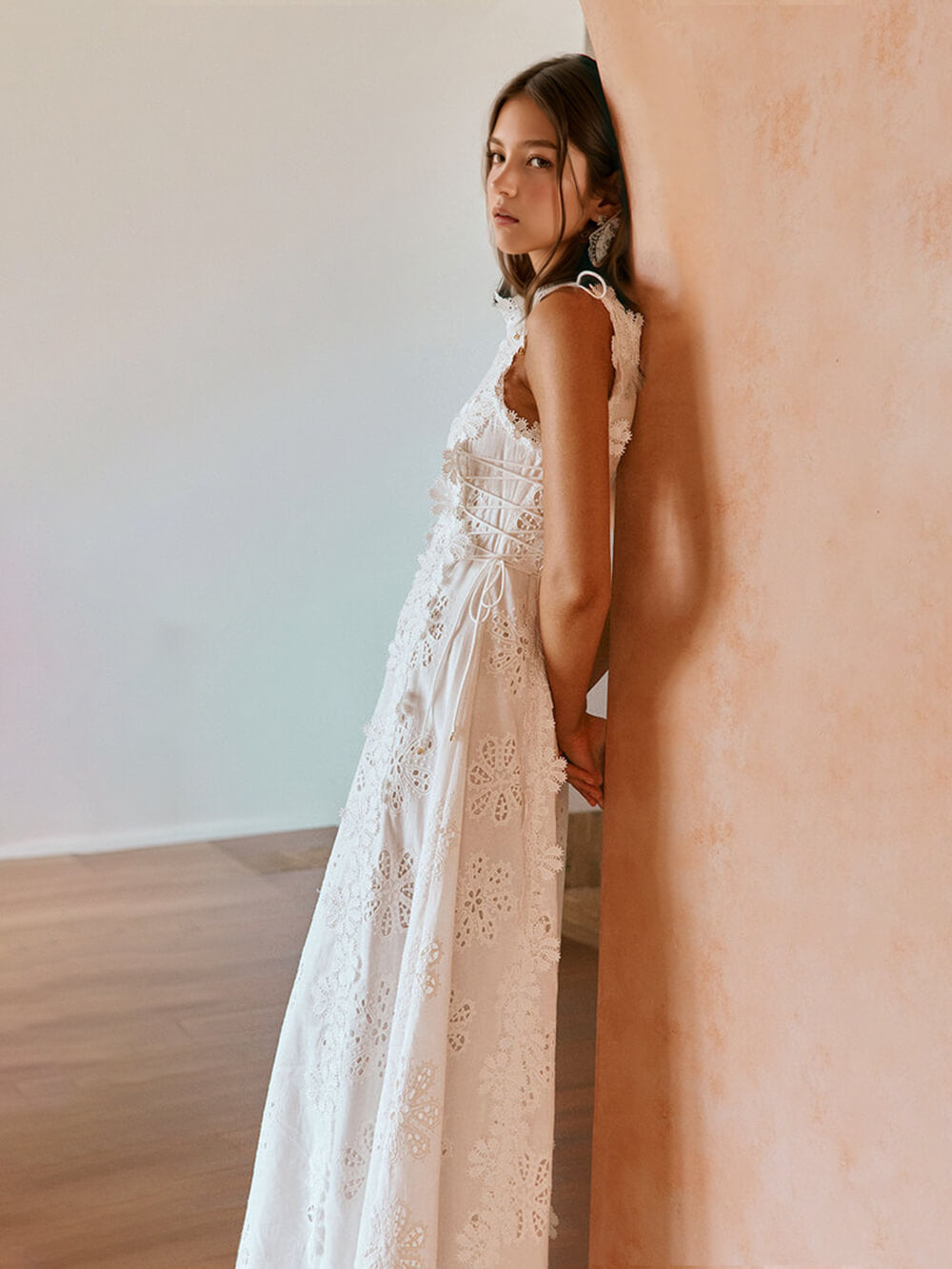 Maxikleid aus zarter Spitze mit Häkeldetails und seitlicher Schnürung