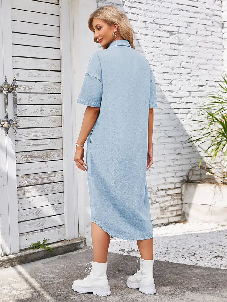 Weites Maxikleid aus Denim mit kurzen Ärmeln