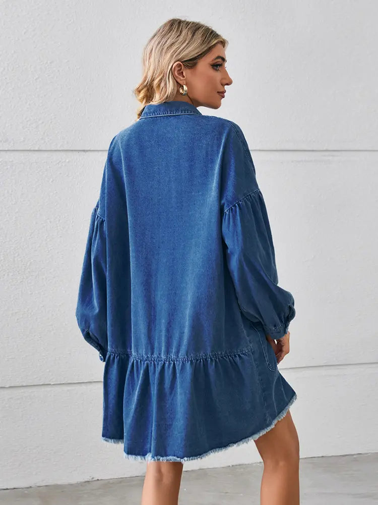Übergroßes ausgefranstes Denim-Midikleid