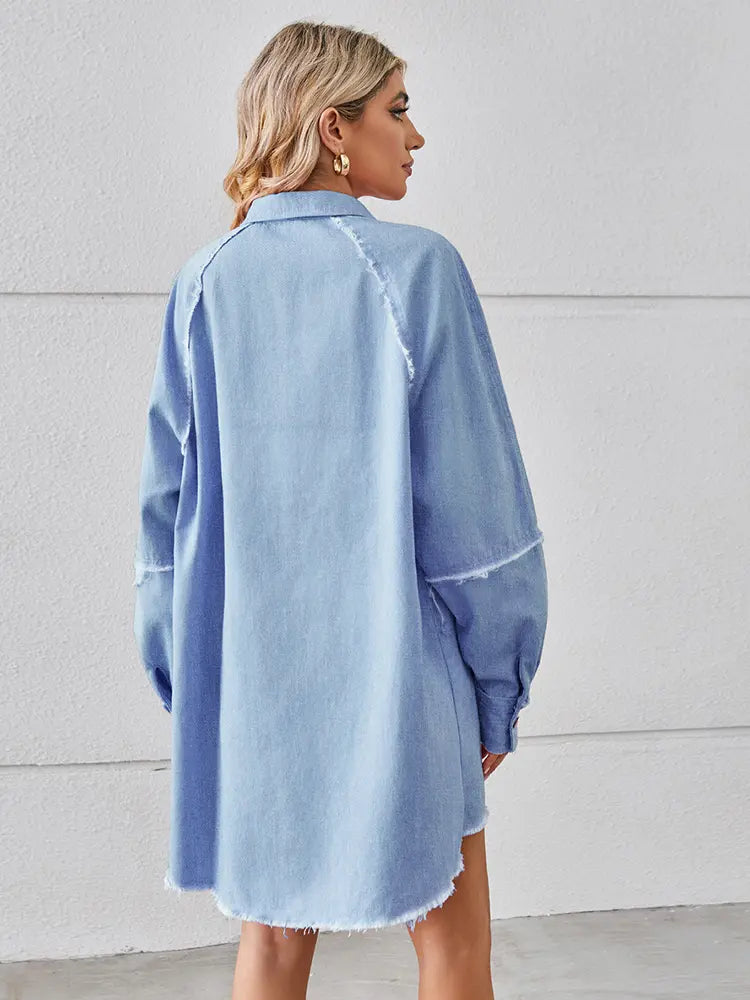 Fransenkleid aus gewaschenem Denim im Patchwork-Stil