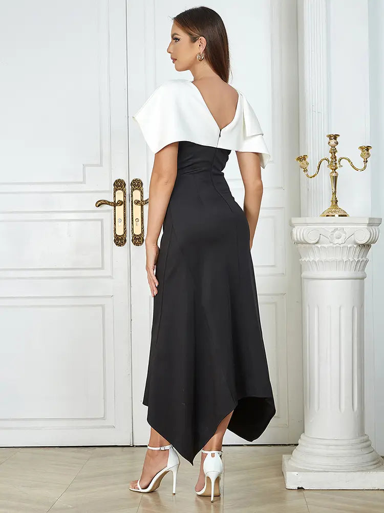 Enges schwarz-weißes Kleid