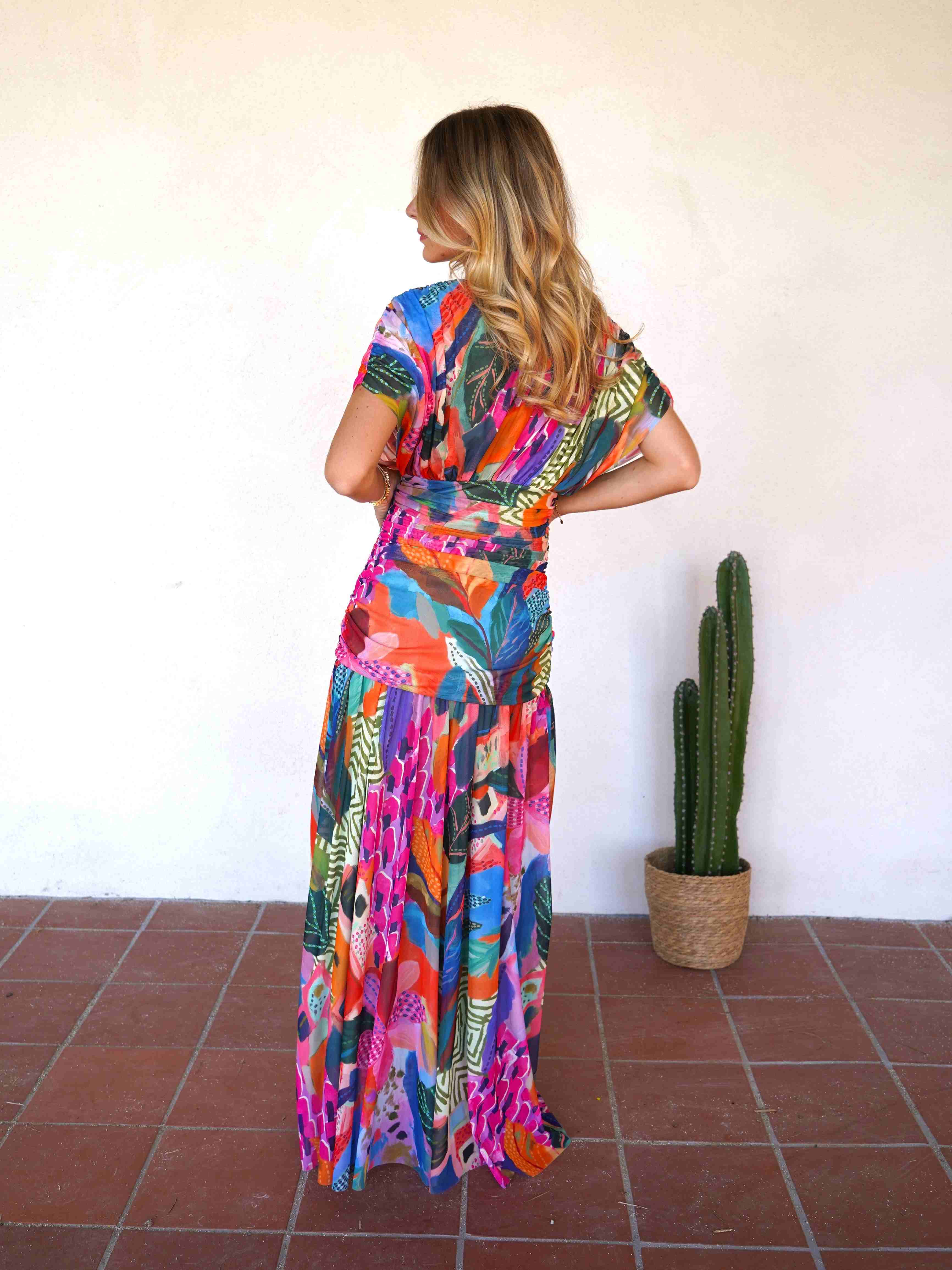 Abstraktes Mehrfarbiges bedrucktes Mesh-Maxikleid