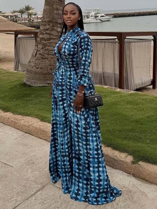 Blaues Batik-Maxikleid mit Knopfleiste