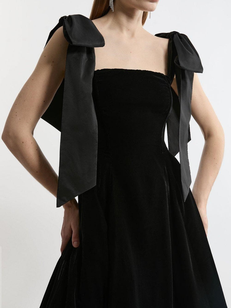 Trägerloses Midi-Kleid aus Samt mit Schleife