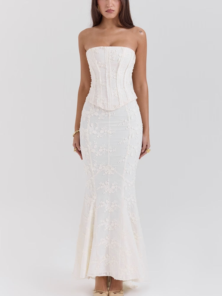 Besticktes schulterfreies, rückenfreies, tailliertes Maxikleid