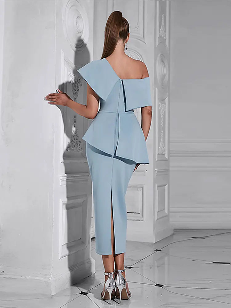 Blaues gerafftes Off-Shoulder-Kleid