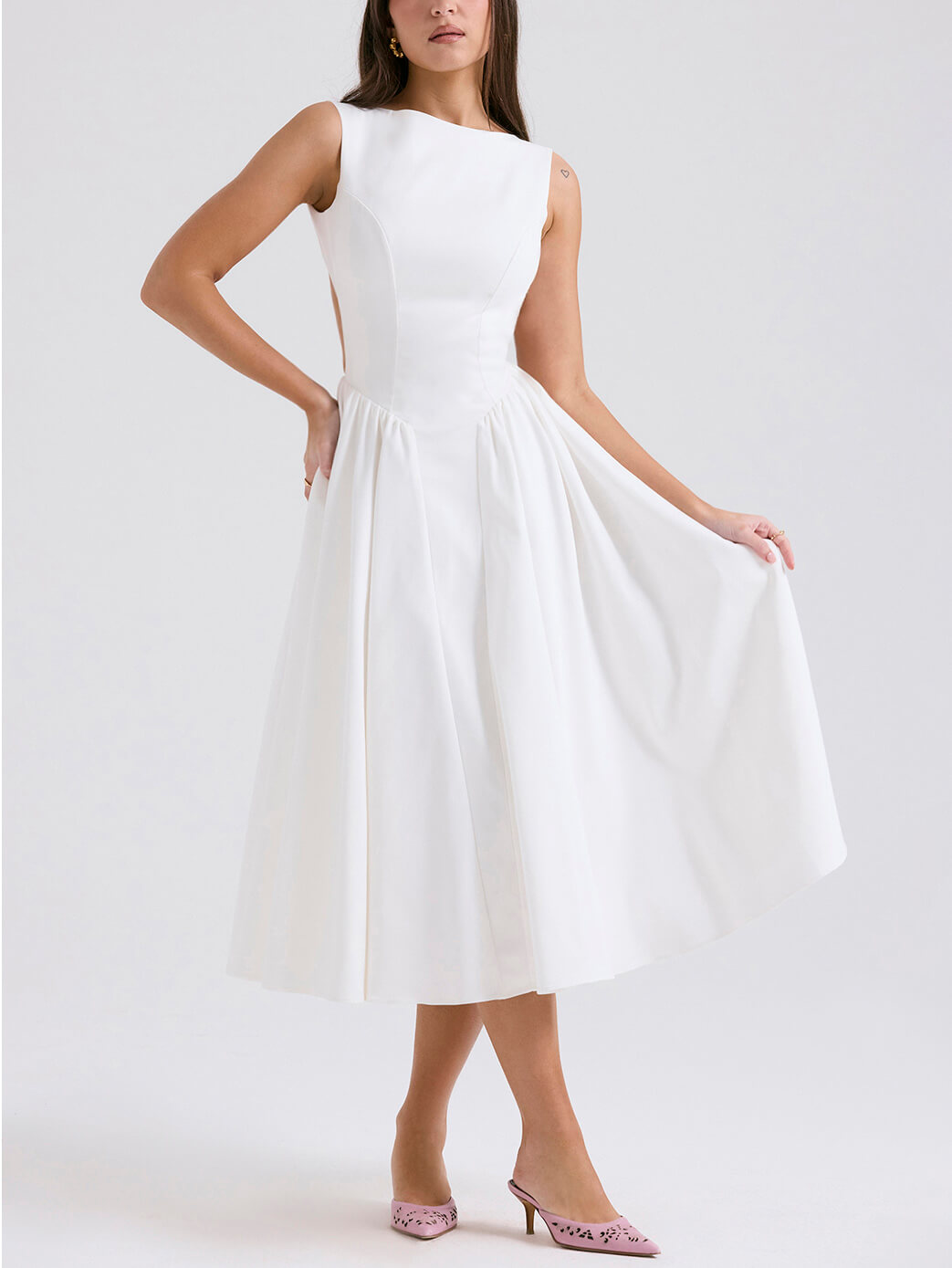 Stylisches und elegantes, einfarbiges Midi-Kleid mit Rundhalsausschnitt und Rückenausschnitt ohne Ärmel