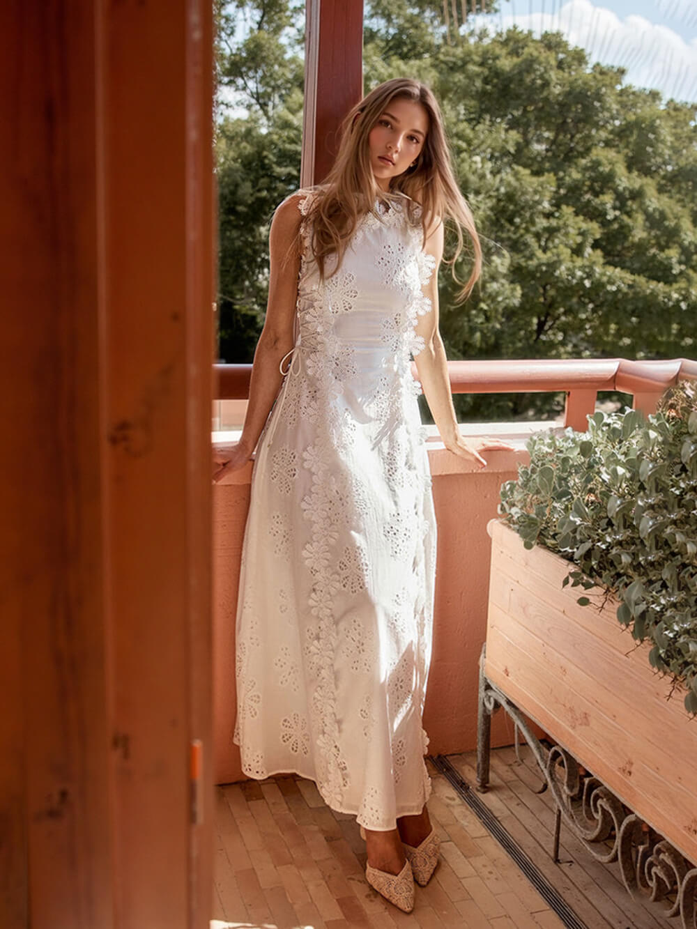 Maxikleid aus zarter Spitze mit Häkeldetails und seitlicher Schnürung