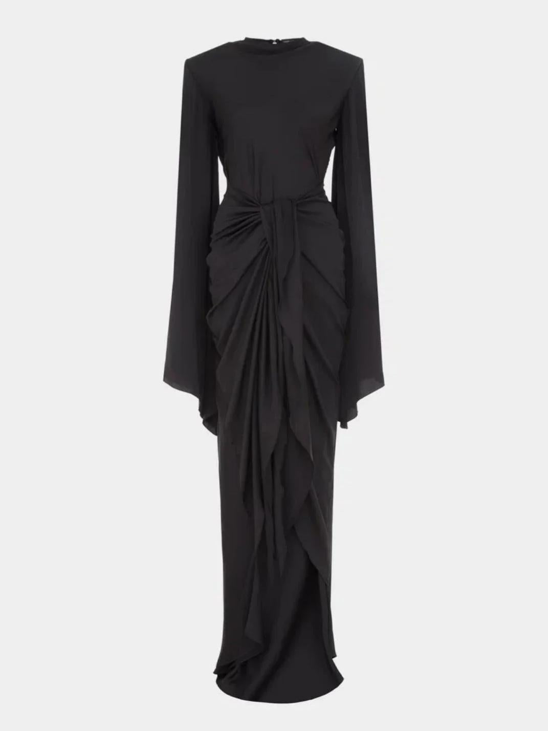Maxikleid im Gothic-Stil mit hohem Kragen und dramatischen Ärmeln