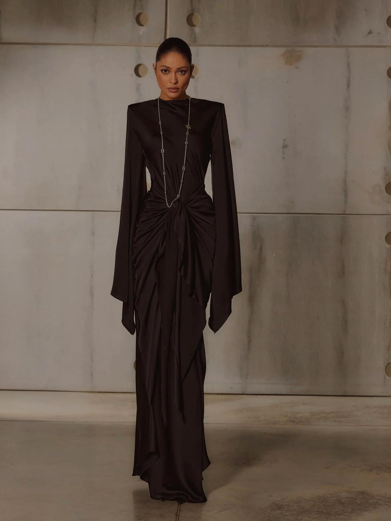 Maxikleid im Gothic-Stil mit hohem Kragen und dramatischen Ärmeln