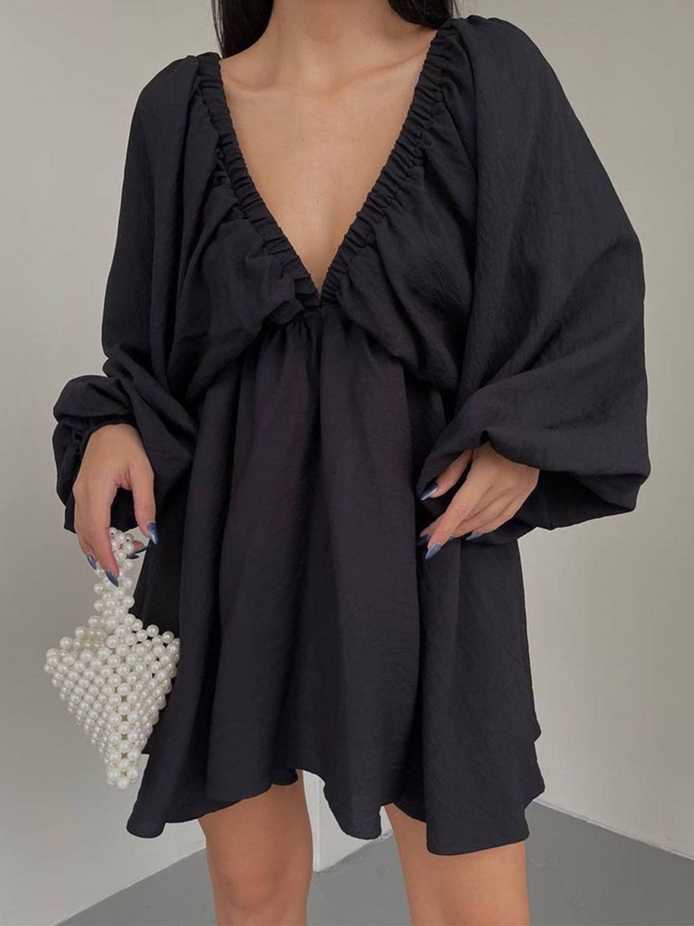 Gewebtes Skater-Minikleid mit tiefem Ausschnitt