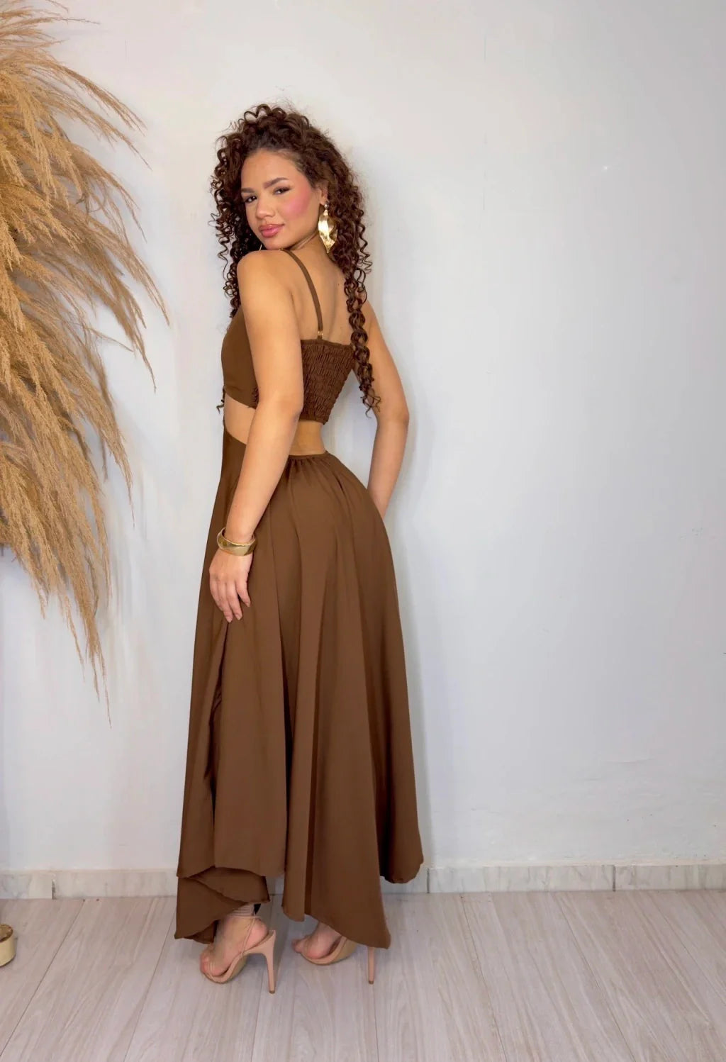 Braunes A-Linien-Maxikleid mit Neckholder und Cut-Outs