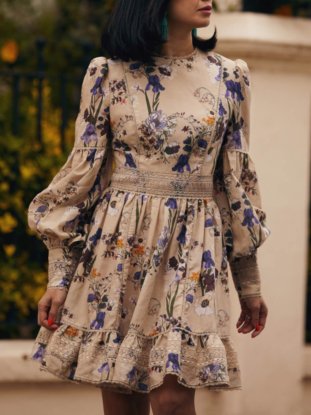 Geblümtes Minikleid mit Ballonärmeln