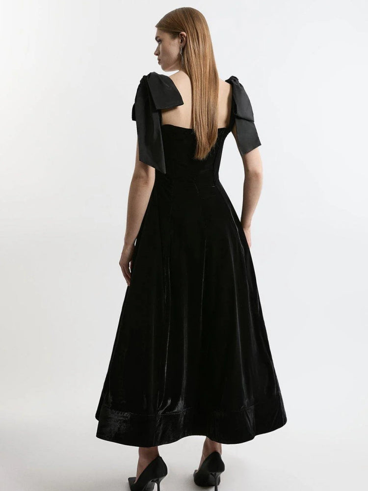 Trägerloses Midi-Kleid aus Samt mit Schleife