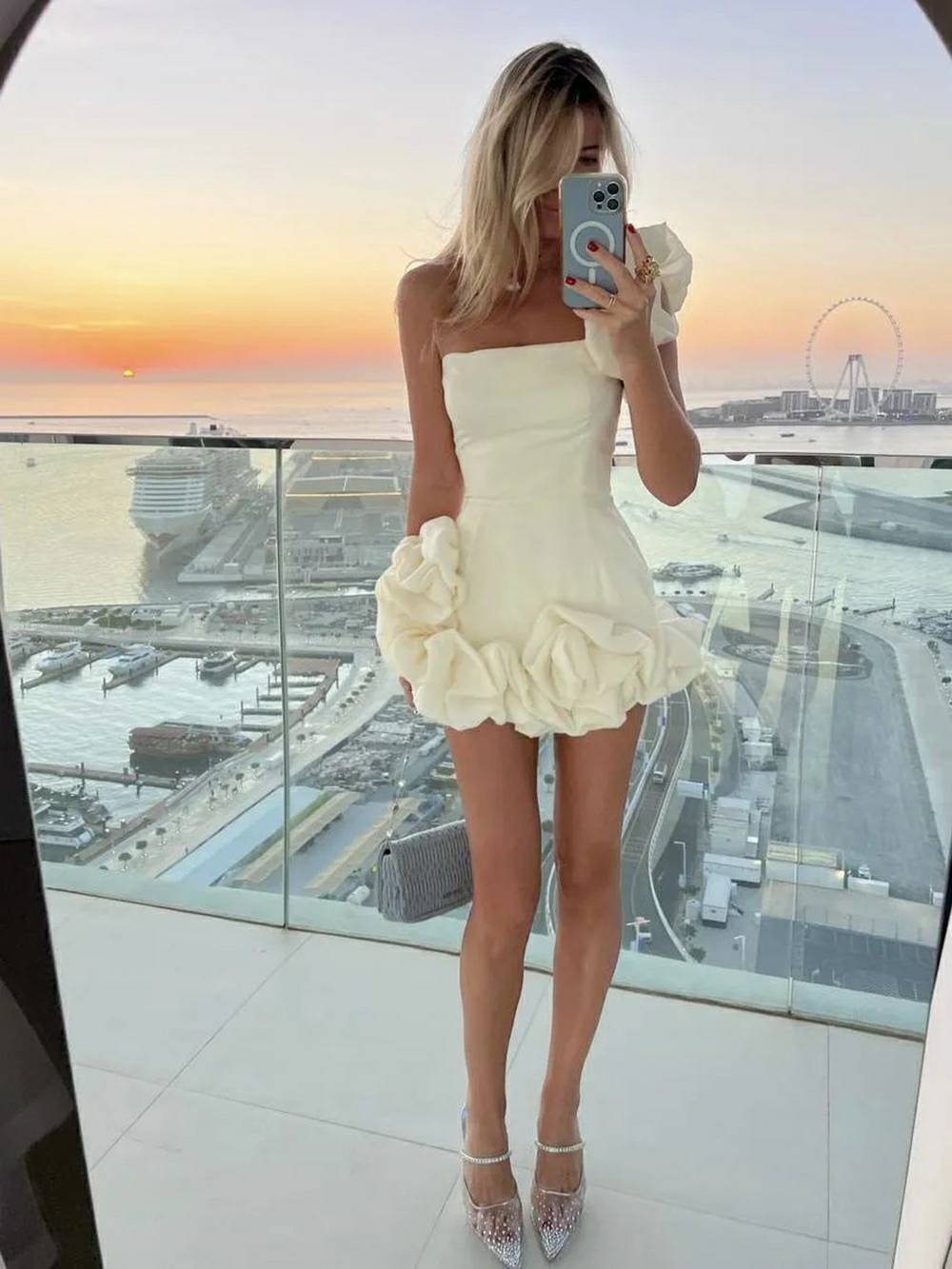 Etuikleid mit Rüschensaum und One-Shoulder-Bustier