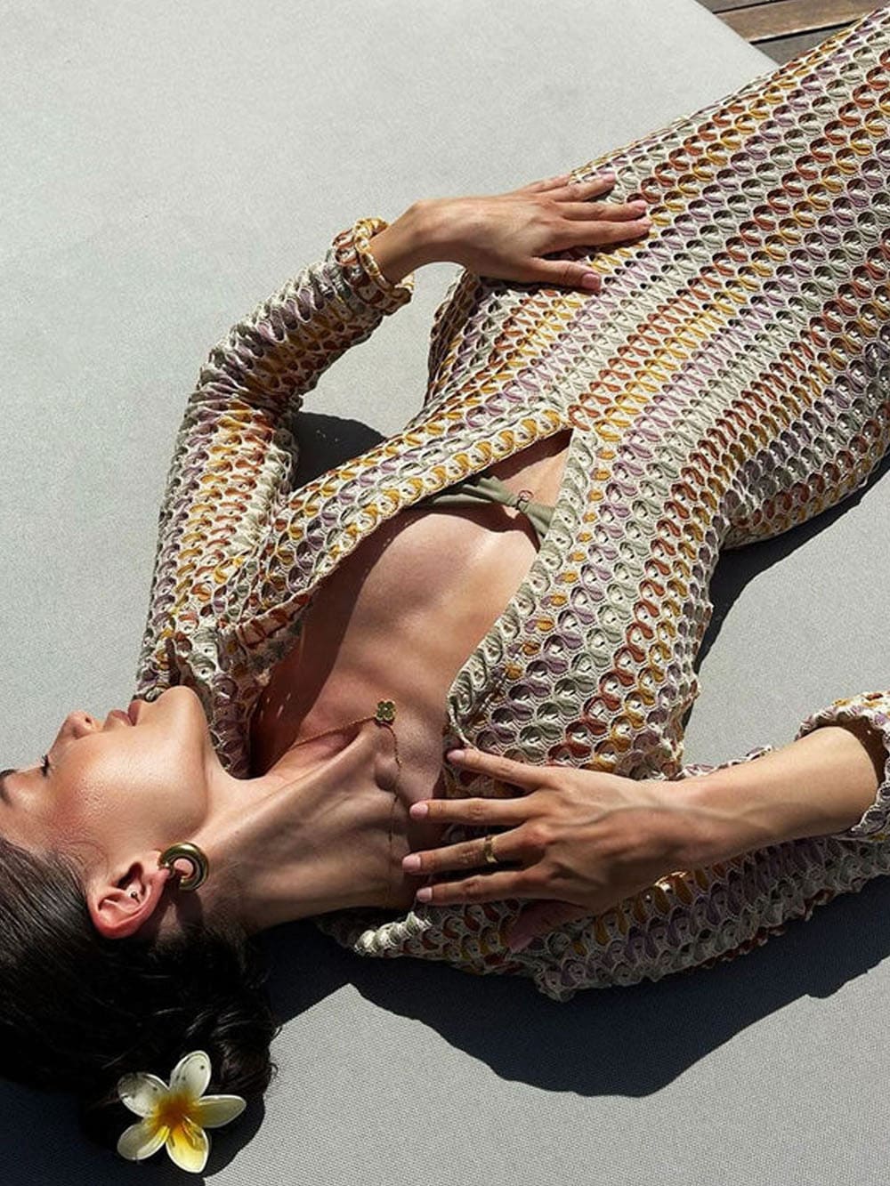 Boho Maxikleid mit V-Ausschnitt, Kragen, Seitenschlitz und Wellenstreifen-Häkelmuster – Braun